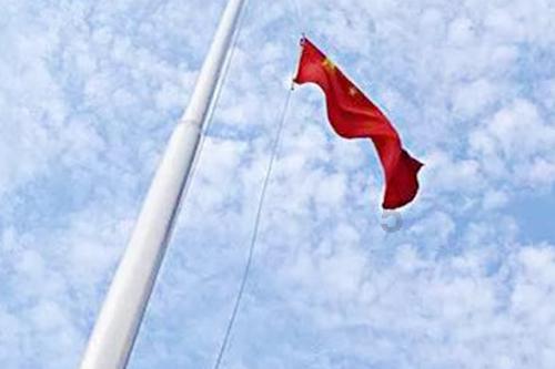 李在明出庭受审：昂首阔步走进法院 众多支持者围堵高呼